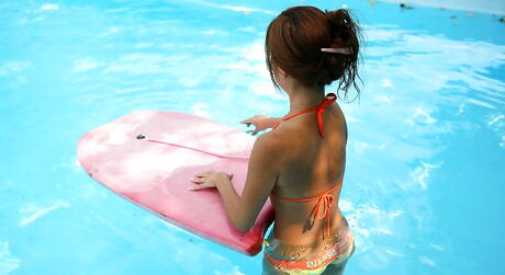 Sexy japanese Yoko Yoshikawa in bikini showing her butt near the pool