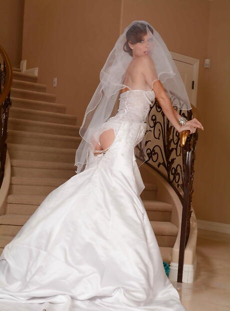 Appealing american brunette wife Jenni Lee exposes big boobies and spreads her legs 