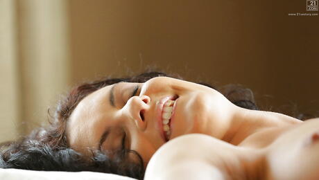 Stunning hungarian bombshell Leanna Sweet bares her butt in and toying 